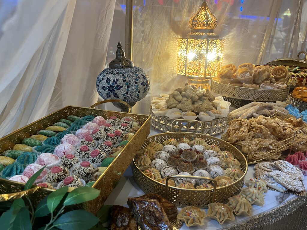 שולחן עוגיות לחינה בעיצוב יוקרתי